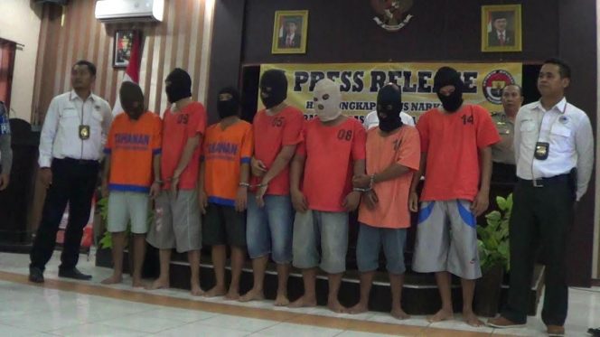 
					7 Tersangka pengedar sabu digelandang petugas ke ruang eksekutive Polres Probolinggo