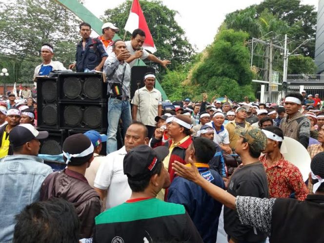 
					Ribuan penarik becak di Kota Medan menggelar aksi unjuk rasa di Kantor Walikota Medan,  Selasa (21/2)