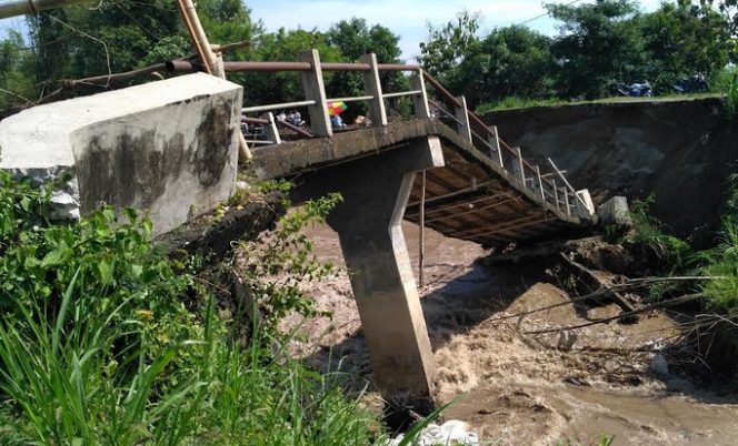 
					Jembatan di sungai Konto Gondangmanis, yang runtuh akibat
tenggul ambrol. (foto :  Zulkarnain)
