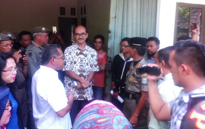 
					Eksekusi rumah dinas Kepala PU Kalbar diwarnai adu mulut. (foto: das)
