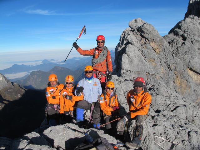 
					Puncak Carstensz Pyramid (4.884 m) menjadi salah satu seri pendakian gunung tertinggi di dunia yang bergengsi. Sejak Reinhold Messner menyelesaikan seven summit di tanah tertinggi milik NKRI itu, Carstenzs menjadi sangat terkenal dan dipuji sebagai salah satu puncak gunung yang menantang. Syatiri Ahmad (berdiri), Asep Sumantri (depan baju biru).