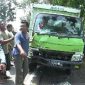 Warga memadati lokasi kecelakaan dua pemuda pengendara motor di jalur pantura Probolinggo Jawa Timur. Arus lalu lintas sempat terjadi macet panjajng.(foto: dic)