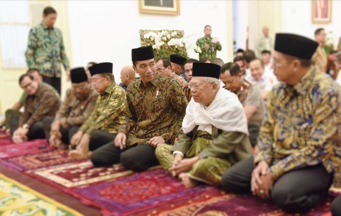 
					Presiden Jokowi, Wapres Jusuf Kalla, Ketua Umum MUI Ma’ruf Amin, dan peserta lain dalam acara Buka Puasa Bersama di Istana Kepresidenan Bogor, Jawa Barat, Senin 