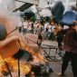 Salah satu tindakan brutal pada kerusuhan Mei 1998 di Jakarta. (foto: istimewa)