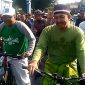 Wakil Gubenur (Wagub) Jawa Timur Syaifullah Yusuf dan KHR Moh Kholil As’ad, pengasuh Ponpes Wali Songo gowes bareng di Harlah NU di Situbondo. (foto: fat)