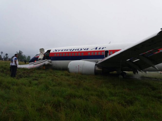 
					Pesawat milik maskapai Sriwijaya Air itu, terperosok setelah over run (terlalu maju di landasan) ke jalur berumput di ujung landasan. Pesawat yang dipiloto Capt. Dedi Haryanto itu membawa 146 penumpang yang terdiri dari 139 dewasa, 4 anak-anak serta 3 bayi dan 7 kru