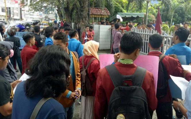 
					Suasana aksi unjukrasa pelajar dan mahasiswa Muhamadiyah menolak kenaikan tarif dasar air minum di kantor PDAM Tirtanadi Medan, Rabu (10/5)