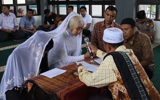 
					Dua tersangka pembuang bayi yang merupakan pasangan kekasih akhirnya menikah di masjid area Polsek Serpong. (foto: yar) 