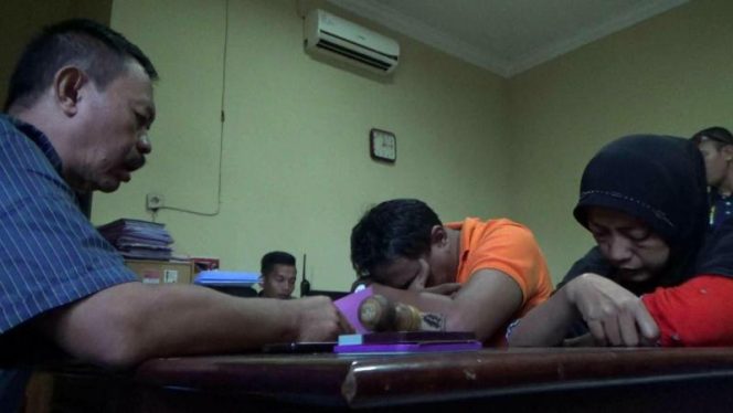 
					Pasutri Reza dan Umila pelaku penipuan berkedok pengangkatan CPNS saat dilakukan penyidikan di Ruang Pidum Mapolres Probolinggo Jawa Timur.(foto: dic)  