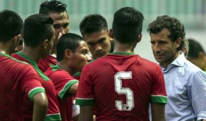 
					Pelatih Timnas Luis Milla ketika memberikan arahan kepada para pemain Timnas U-22. (foto: sidomi)
