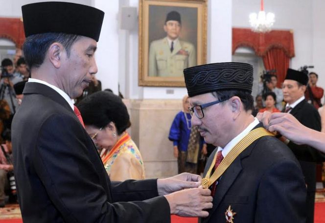 
					Presiden Jokowi menganugrahi tanda penghargaan Bintang Jasa Utama kepada Wakil Gubernur Kalimantan Barat, Christiandy Sanjaya di Istana Negara, Selasa (15/8). (foto. istimewa)