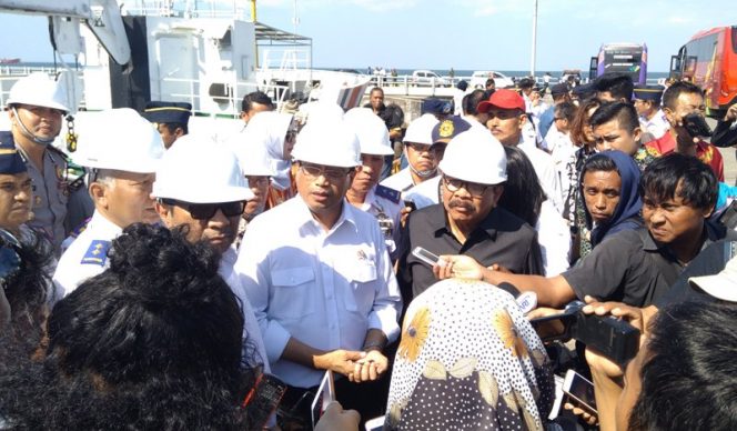 
					Menteri Perhubungan Budi Karya ketika mengadakan kunjungan ke Pelabuhan Probolingo. (foto: iko)