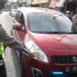 Petugas Lantas Blitar menunjukkan lampu isyarat di mobil yang dilarang. (foto: yos)