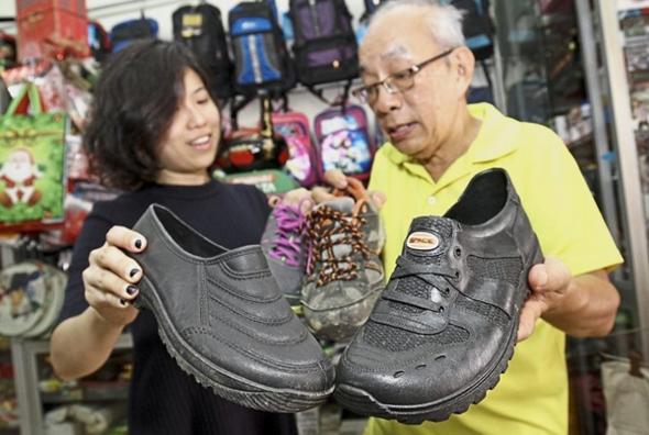 
					Di Penang ada jenis sepatu yang dijual dan diklaim anti air, namanya 