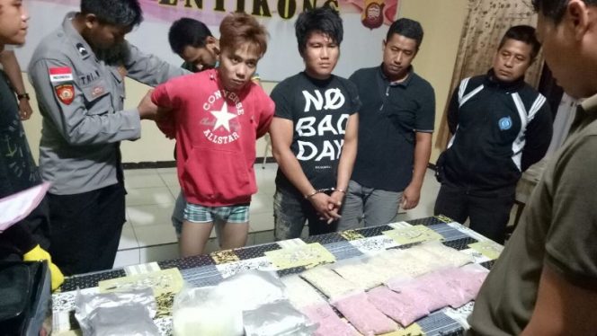 
					Dua kurir narkoba yang ditangkap di Entikong. (foto:das)
