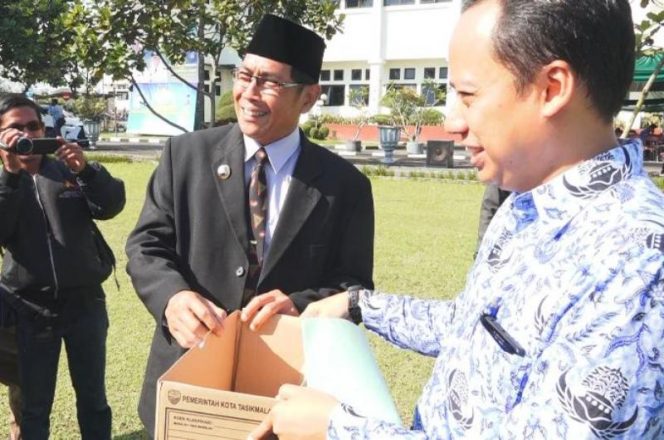 
					Wakil walikota Berikan sumbangan untuk para korban gempa (foto:ap)
