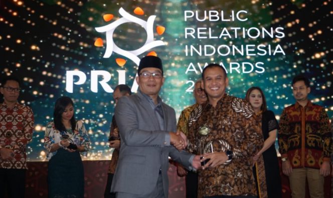 
					Direktur Utama PG Rahmad Pribadi saat menerima penghargaan PRIA 2019. (Foto/didik hendri)