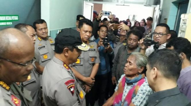
					Kapolda Sumut Irjen Pol. Agus Andrianto menemui pasien yang mengikuti pengobatan gratis di RS Bhayangkara. (Ist)