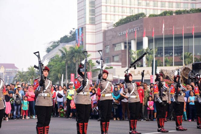 
					Polisi Wanita (Polwan) TPT (Traffic Police Tactical) Direktorat Lalu Lintas Polda Metro Jaya memamerkan atraksi kolone senjata pada car free day (CFD) di kawasan MH Thamrin, Jakarta Pusat pada Minggu (28/4/2019).