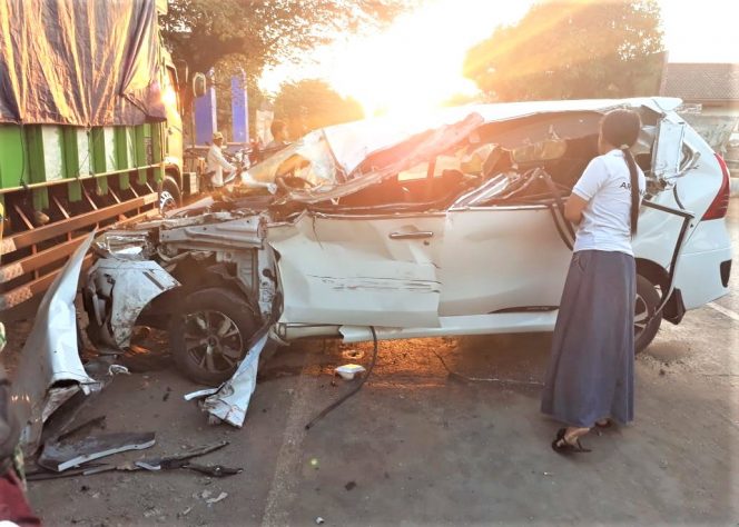 
					Kendaraan minibus rusak berat setelah menabrak truk yang sedang di parkir. Satu tewas dan satu kritis dalam lakalantas di jalan Raya Pantura Situbondo. (foto:fat)