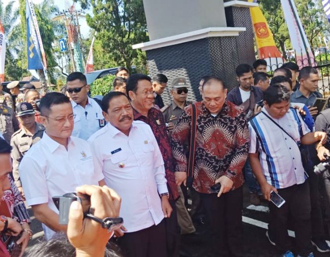
					Menteri Sosial Juliari Batubara saat kuinjungan kerja ke Bengkulu. (foto:ist)