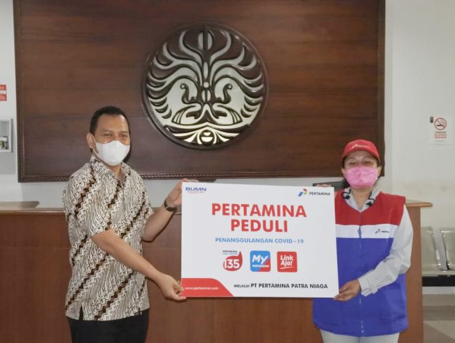 
					Pertamina Peduli melalui PT Pertamina Patra Niaga memberikan donasi bantuan Alat Perlindungan Diri Medis dan Multivitamin kepada Ikatan Alumni Universitas Indonesia Fakultas llmu Keperawatan (ILUNI Ul FIK), Selasa (31/3/2020)

