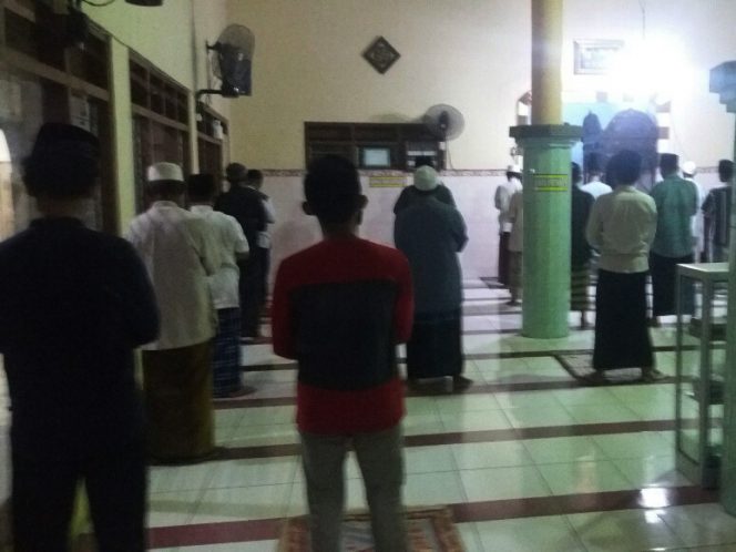
					Solat taraweh di masjid Situbondo dengan memakai protokol kesehatan. (foto:fat)