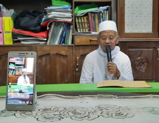 
					 KH. Ali Mustofa, Pengasuh Pondok Zainal Abidin Bungah saat mengisi ngaji online. (foto:dik)