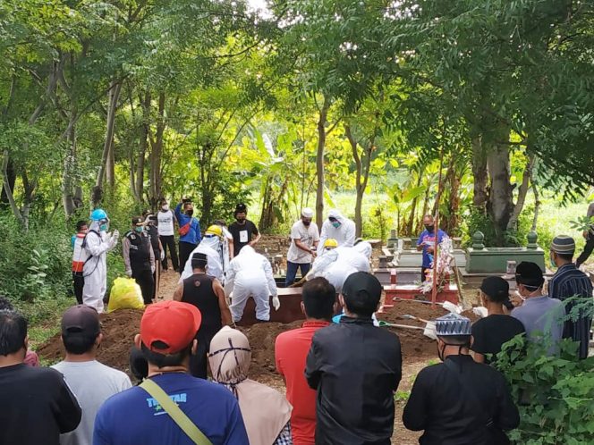 
					Proses pemakaman ibu Rumah Tangga  di TPU Desa Sumberkolak, Kecamatan Panarukan, Situbondo.

