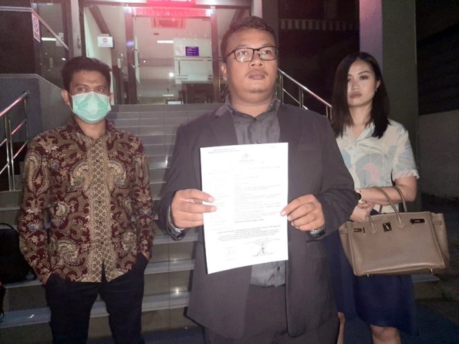 
					Hamdani, SH dari kantor LQ Indonesia Lawfirm menunjukkan laporan polisi terkait kasus investasi di Fikasa Group yang diduga merugikan nasabahnya Rp 67miliar. Kasus ini dilaporkan ke Polda Metro Jaya, Selasa (16/6/2020). (Tjg) 