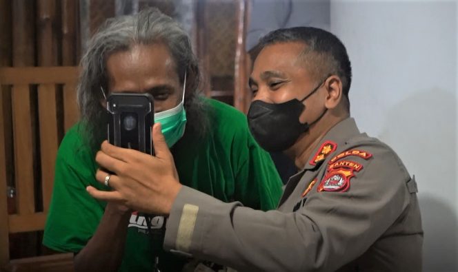 
					AKBP Shinto Silitonga memandu Agus Blues Asianto saat panggilan video dengan Kapolda Banten. (Foto. Didik Wiratno)



