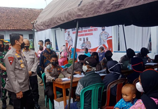 
					Kapolda Banten Rudy Heriyanto saat meninjau pelaksanaan vaksin. (foto:istimewa)
