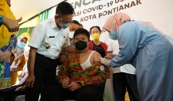 Wali Kota Pontianak Edi Rusdi Kamtono menyemangati seorang siswa SD yang tengah divaksin Covid-19. Pemkot Pontianak mulai mencanangkan vaksinasi bagi anak-anak usia 6-11 tahun. (foto:istimewa)