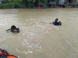 Tim SAR melakukan pencarian anak laki-laki yang hilang saat mandi di Sungai Raya, Bengkayang, Rabu (19/1/2022) (foto Humas SAR Pontianak)