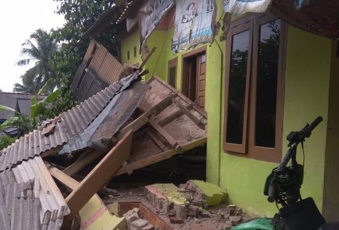 
					Rumah penduduk menegalami rusak akibat gempa 6,7 Magnitudo di Banten. (foto:Istimewa)