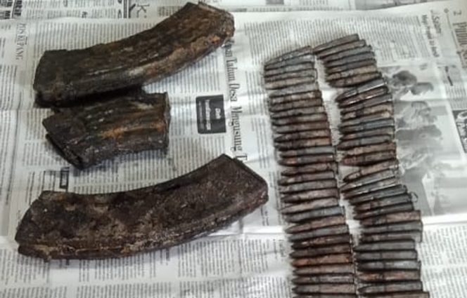 
					Puluhan butir peluru senjata api beserta magazen ditemukan warga saat memancing ikan di kali Tuapukan, Selasa (18/1). (foto:Eliazar Ballo)
