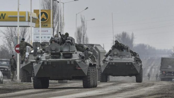 
					Konvoi kendaraan laois baja Rusia melintas di jalan raya Ukraina. (foto:istimewa)