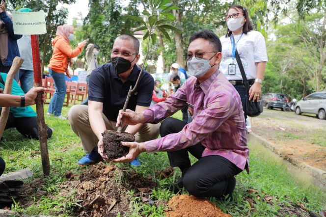 
					Wali Kota Pontianak Edi Rusdi Kamtono bersama Rektor Untan Garuda Wiko menanam pohon bersama di Rusunawa Untan (foto Humas Prokopim Pontianak)