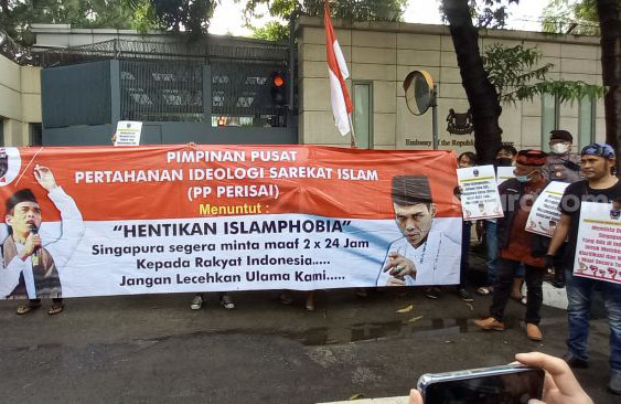 
					Massa pendukung Ustadz Abdul Somad (UAS) yang menamakan diri kelompok Pertahanan Idiologi Sarekat Islam (PERISAI) DKI Jakarta menggelar aksi demonstrasi  kantor Kedutaan Besar (Kedubes) Singapura di Jakarta, Jumat (20/5). (foto:istimewa)