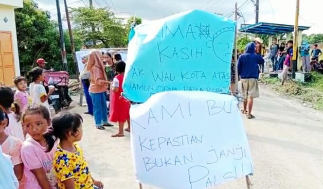 
					Warga Kecewa Janji Wali Kota Perbaiki Jalan Rusak.