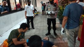 Tim operasional dari Polsek Ngawi Kota kembali melakukan penanganan terhadap temuan orang meninggal dunia di halaman rumah makan Duta 1 Dusun Gemarang Barat, Desa Watualang, Kecamatan Ngawi, Kabupaten Ngawi, Senin malam (23/5). (foto humas Pores Ngawi)