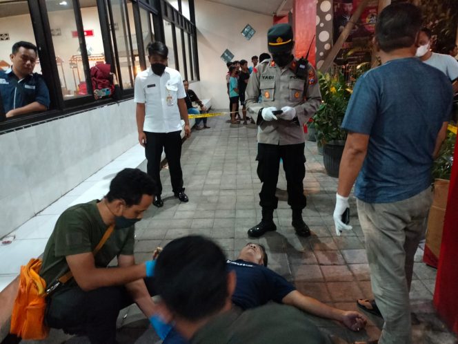 
					Tim operasional dari Polsek Ngawi Kota kembali melakukan penanganan terhadap temuan orang meninggal dunia di halaman rumah makan Duta 1 Dusun Gemarang Barat, Desa Watualang, Kecamatan Ngawi, Kabupaten Ngawi, Senin malam (23/5). (foto humas Pores Ngawi)