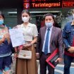 Kuasa hukum Jay Tambunan,SH (dua Kanan) mendampingi mertua dan adik ipar Akp DK saat melapor ke Propam Mabes Polri. (foto : Budi Tanjung)