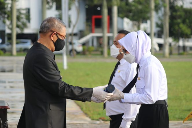 
					Gubernur Kalbar Sutarmidji saat menyerahkan Surat Keputusan kepada 333 P3K guru tahap II Untuk Guru SMAN/ SMKN/ SLBN di provinsi Kalimantan Barat,( foto Humas Admin Kalbar) 

