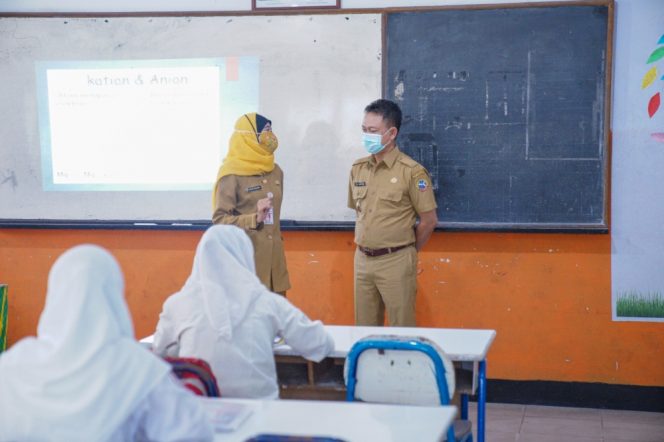 
					Wali Kota Pontianak Edi Rusdi Kamtono saat meninjau pembelajaran tatap muka di sekolah. (Foto Humas Prokopim Pontianak)