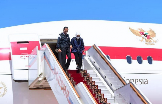 
					Presiden Joko Widodo dan Ibu Iriana tiba di Bandara Vnukovo II, Moskow, Rusia, Kamis, 30 Juni 2022, sekitar pukul 11.00 waktu setempat. (Foto: BPMI Setpres)