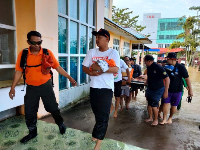 
					Wakil Bupati Kapuas Hulu, Wahyudi Hidayat Evakuasi Bayi di tengah banjir