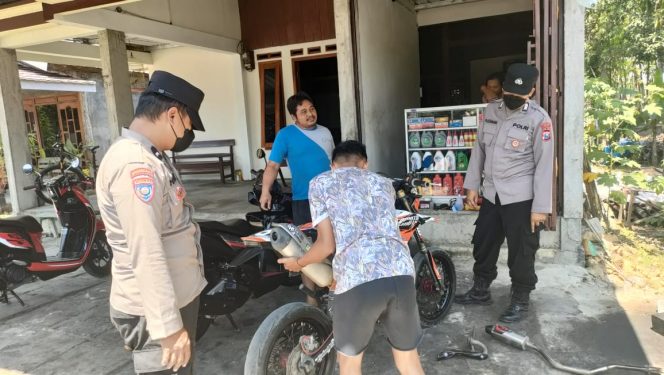 
					personil Polsek Karangjati dengan blusukan ke pertokoan yang menjual sparepart untuk sepeda motor atau bengkel motor modifikasi. 