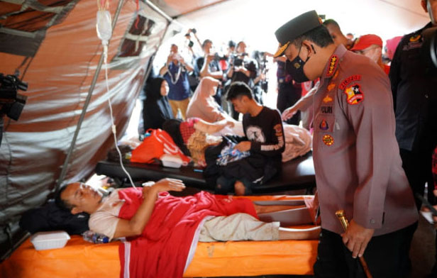 
					Kapolri Jemderal Listyo Sigit Prabowo menjenguk korban gempa Cianjur yang tengah di rawat di Posko Pengungsian. (foto:dok Polri)