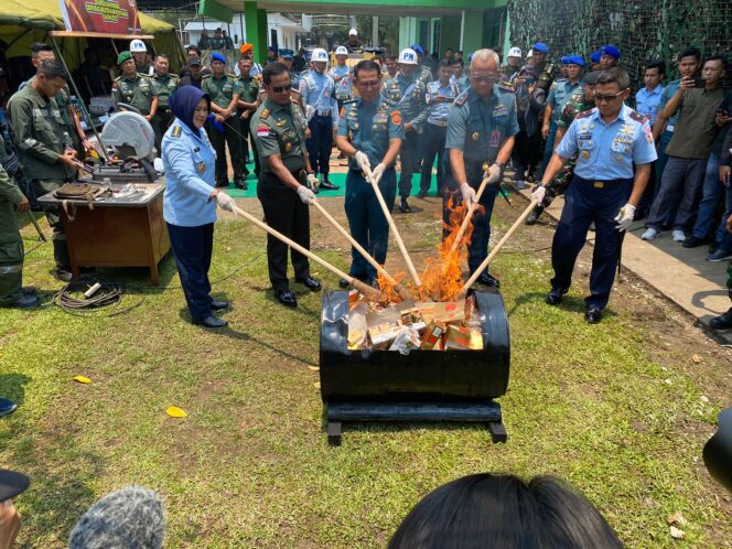 
					Pangdam XII/Tpr Dampingi Orjen TNI Musnahkan Barang Bukti Perkara Pidana Prajurit